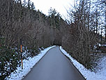 Der Teerweg leitet uns in morderater Steigung...