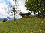 Nach einer Holzhütte...