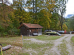 An einer Holzhütte biegen wir links ab...