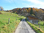 Der Weg lehnt sich nach einem ersten Anstieg wieder zurück