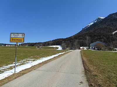 Nach dem Ortsschild geht es noch 30 m auf der Straße weiter, ...