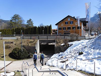 Ein Tunnel bringt uns auf die Ostseite der Traunsteiner Straße