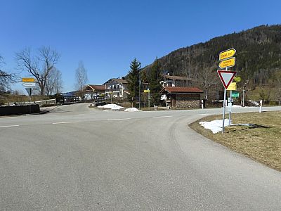 Wir überqueren die Adlgasser Straße und den Großwaldbach