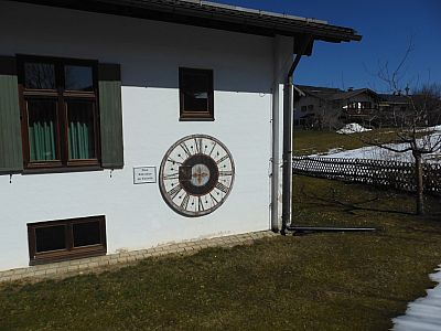 Die alte Turmuhr an der Fassade des Kath.Pfarramt St.Michael