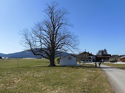 Die Brenner Kapelle vor dem Brenner Hof