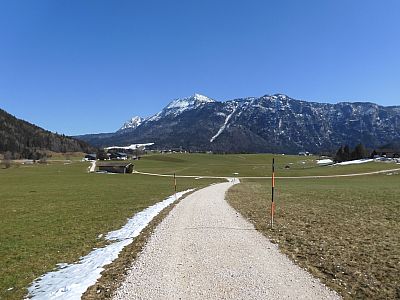 Hinter uns ist links nun auch der Hochstaufen zu sehen