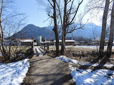 Nach der Brücke biegen wir links ab ...