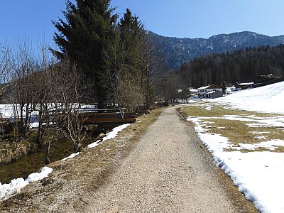 ... und weiter dem Bachlauf folgen.