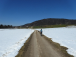 In der Sonne spazieren wir weiter nach Breitmoos