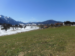 Nach Westen der Blick zum schneebedeckten Hochfelln