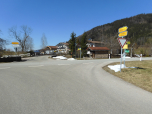 Wir überqueren die Adlgasser Straße und den Großwaldbach