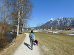 ... und spazieren weiter am Ufer der Roten Traun entlang.