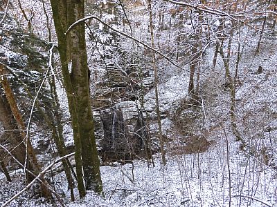 Tief unter uns plätschert der Alplbach über mehrere Wasserfälle ins Tal