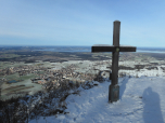 Auch ein Kreuz finden wir an der Hangkante vor