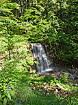 ...der sich in unzähligen Wasserfällen seinen Weg ins Tal bahnt