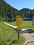 Wegweiser unweit des Seeufers