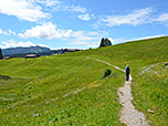 Wir folgen einem Pfad zum Alpengasthof Winklmoosalm...