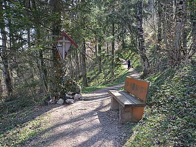 Wir passieren eine Sitzbank und ein Marterl