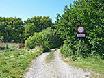 ...und folgen am nordwestlichen Ende des Parkplatzes einem Karrwenweg...