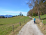 Über den nun sonnenverwöhnten Weg wandern wir Richtung Westen