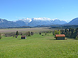 ...und genießen im Anschluss den herrlichen Blick über das Murnauer Moos zum Estergebirge
