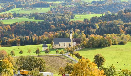 Von der Wallfahrtskirche in Wilparting zur schönen Aussicht bei Irschenberg