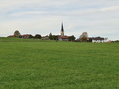 Die Ortschaft Irschenberg befindet sich nordwestlich, rechts von uns