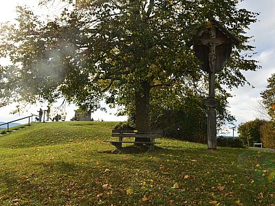Auch ein Kreuz beherbergt der kleine Gipfel