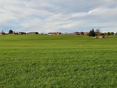 Rechts von uns fällt der Blick auf Wendling