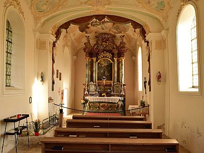 Der liebevoll gestaltete Altar des kleinen Kirchleins