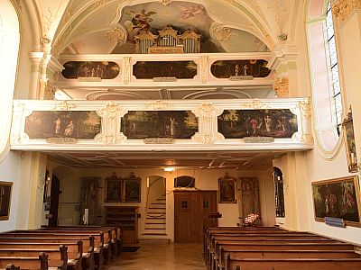 Der Chor im hinteren Teil der Kirche
