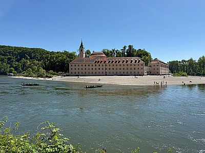 Nun erblicken wir auch das Kloster Weltenbuerg