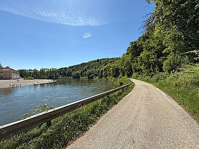 Wir folgen dem Donauufer und schauen hinüber...