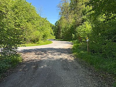 ...stoßen wir auf eine Teerstraße