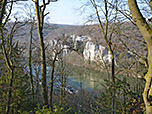 Tiefblick zur Schiffsanlegestelle und zum Donaudurchbruch