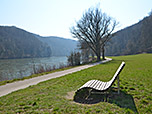 Sonnenverwöhnter Rastplatz an der Donau