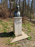 Am Turm befindet sich ein Denkmal des Dichters Freiherr von Eichendorff