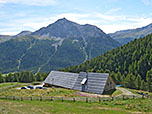 ...folgen wir ein Stück oberhalb der Alp Es-Cha Dadour...