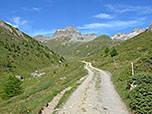 ...und folgen dem Fahrweg auf den Piz Kesch zu