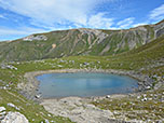 Der Bergsee liegt auf einer Höhe von 2430 Metern