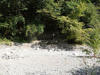 Auf der anderen Seite des Flussbetts setzt sich der Weg fort