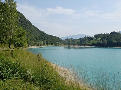 Am Ostufer spazieren wir auf die kleine Insel zu