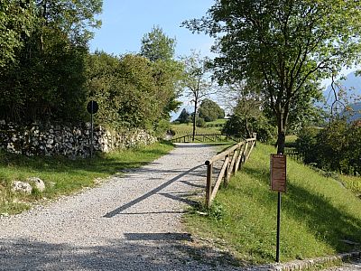 Auf einem breiten Weg spazieren wir weiter nach Canale