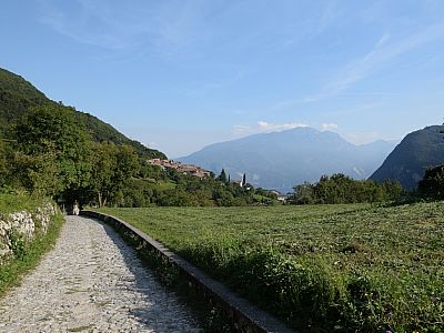 Vor uns sind bereits die Dächer von Canale zu sehen