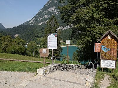 Über zahlreiche Stufen erreichen wir das Seeufer