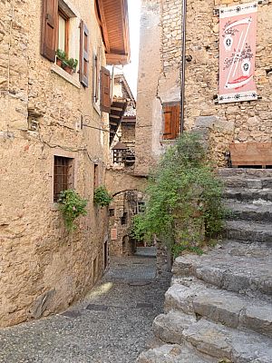 Kleine Gassen prägen das Dorfbild