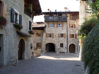 ... durch das malerische Dorf.