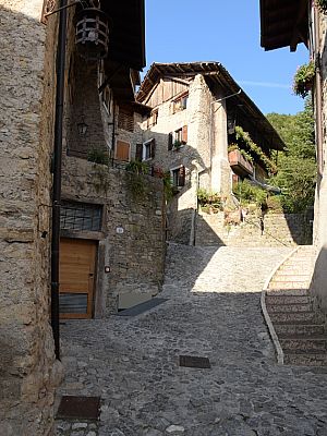 Die Straßen sind mit Natursteinen gepflastert