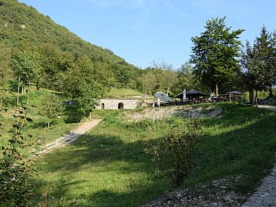 Der Blick zurück zu dem Imbiss am Lago di Tenno