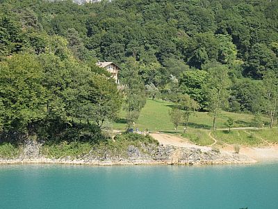 Auf der gegenüberliegenden Seite setzt sich der Weg fort